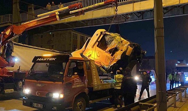 Kocaeli'de 2 tırın karıştığı kazada kupa koptu: Sürücü ağır yaralandı