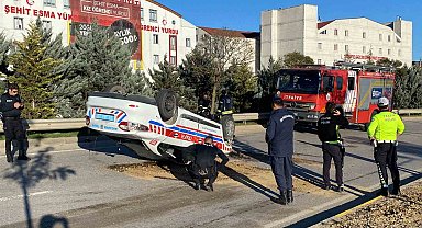 Kocaeli'de direğe çarpan jandarma aracı takla attı: 2 jandarma yaralı