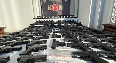 Kocaeli'de iki otomobilde ve tankerde 248 ruhsatsız tabanca ele geçirildi