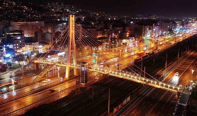 Kocaeli'de üst geçitler turuncuya büründü