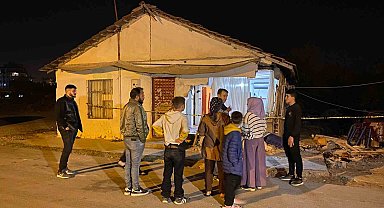 Kontrolden çıkan araç gecekonduya daldı, ortalık savaş alanına döndü: 3 yaralı