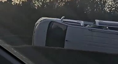 Kontrolden çıkan hafif ticari araç yan yattı: 4 yaralı