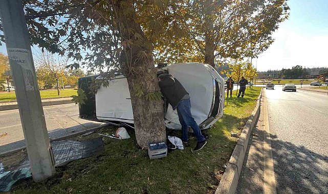 Kontrolden çıkan kamyonet refüje çıkıp devrildi: 2'si ağır 5 yaralı