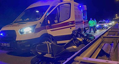 Kontrolden çıkan motosiklet bariyerlere çarptı, sürücü ölümden döndü