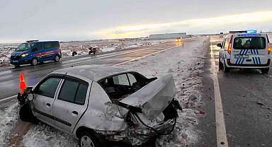 Kontrolden çıkan otomobil otobüse çarptı: 1 yaralı