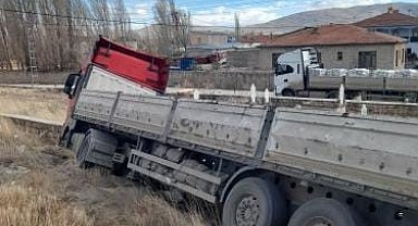 Kontrolden çıkan tır mezarlığa girdi