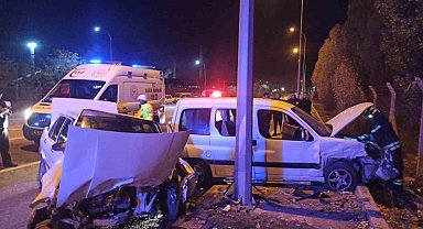 Konya'da hafif ticari araç ile otomobil çarpıştı: 2 yaralı