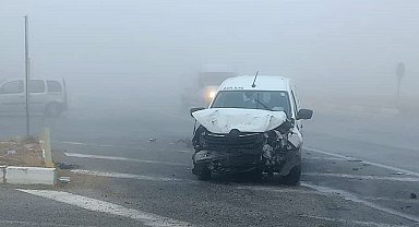 Konya'da hafif ticari araç servis aracına çarptı: 2 yaralı
