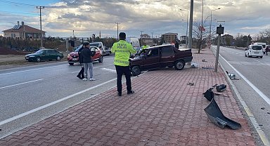 Konya'da otomobil refüjdeki direğe çarptı: 1 yaralı