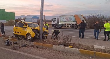 Konya'da ticari taksi direğe çarptı: 3 yaralı