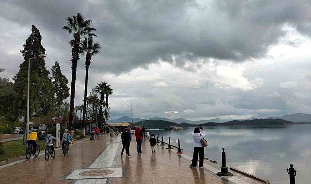 Köyceğizliler yağışların ara vermesiyle Kordon'a akın etti