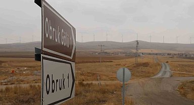 Köyün girişinin ters yönde olmasını eleştiren muhtar isyan etti