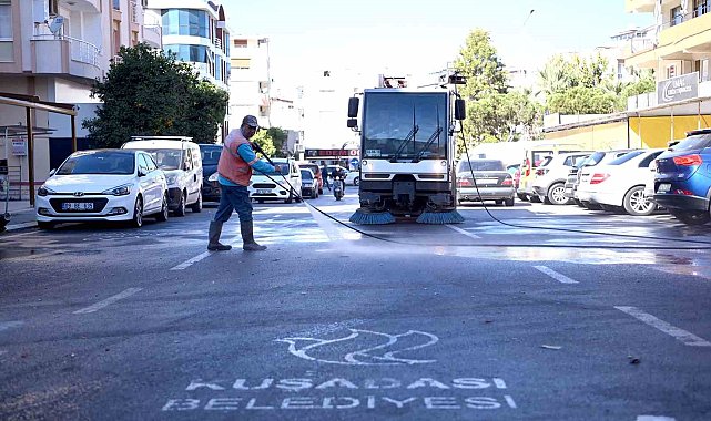 Kuşadası'nda kesintisiz temizlik mesaisi