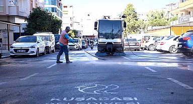 Kuşadası'nda kesintisiz temizlik mesaisi