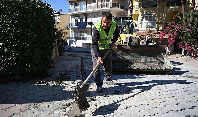 Kuşadası'nda yol yapım ve bakım çalışmaları sürüyor
