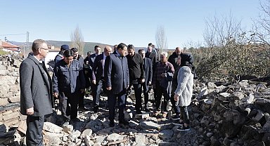 Kütahya Valisi, 7 ev ve 4 hayvan barınağının yandığı köyde incelemelerde bulundu