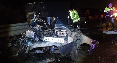Kütahya'da otomobil ile iş makinası çarpıştı: 1 ölü, 4 yaralı