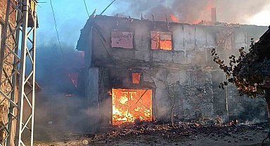 Kütahya'daki yangında 7 ev ve 4 hayvan barınağı kül oldu