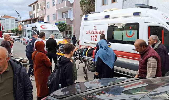 Lastiği patlayarak kontrolden çıkan motosiklet kadına çarptı: 2 yaralı