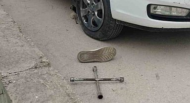 Lastik değiştirirken başına bijon anahtarı isabet eden kişi hayatını kaybetti