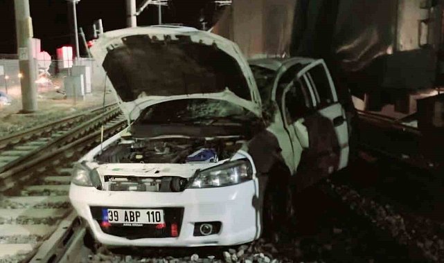 Lüleburgaz'da yük treni ile otomobil çarpıştı: 2 yaralı