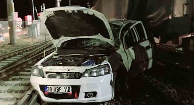 Lüleburgaz'da yük treni ile otomobil çarpıştı: 2 yaralı