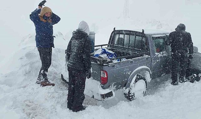 Macahel'de kar sürprizi: Mahsur kalan Fransız turistler kurtarıldı