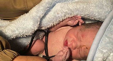 Mahsur kalan anne ekip arabasında doğum yaptı