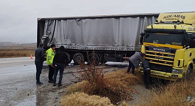 Makaslayan tırın sürücüsü burnu bile kanamadan kurtuldu