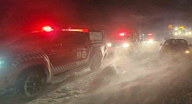 Malatya'da karda mahsur kalan araçlar kurtarılıyor