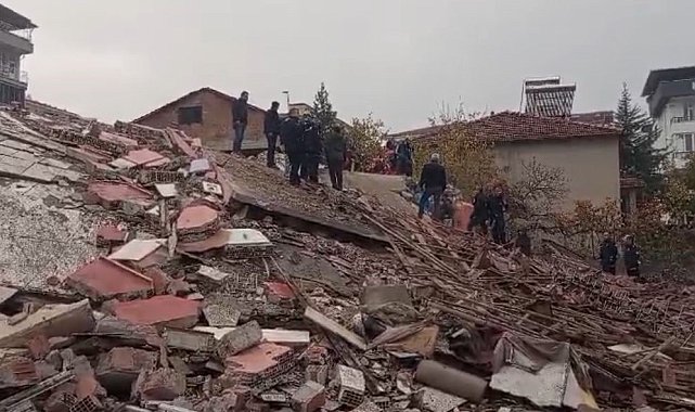 Malatya'nın Yeşilyurt ilçesinde ağır hasarlı 4 katlı bir binada yıkım sırasında göçük meydana gelirken kepçe operatörü enkaz altında kaldı. Olay yerine çok sayıda arama kurtarma ekibi sevk edildi.