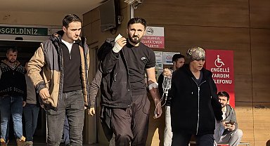 Malzeme indiren işçi elini forklifte sıkıştırdı
