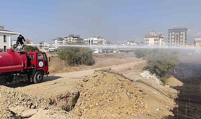 Manavgat'ta çalılık yangını, evlere ulaşmadan söndürüldü