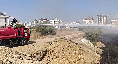 Manavgat'ta çalılık yangını, evlere ulaşmadan söndürüldü