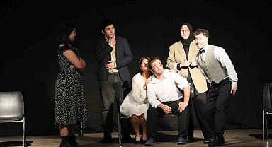 Manisa CBÜ'lü öğrencilerin sahnelediği 'Çılgın Dünya' kırdı geçirdi