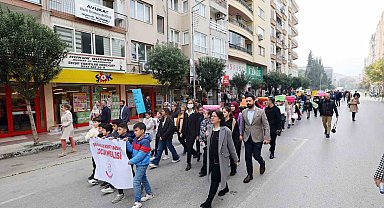 Manisa'da çocuklar hakları için yürüdü