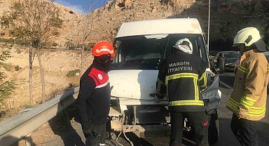 Mardin'de bariyerlere çarpan minibüsün sürücüsü yaralandı