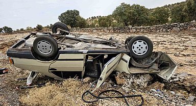 Mardin'de otomobil şarampole yuvarlandı: 2 yaralı