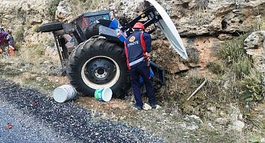 Mardin'de traktör, kayalara çarptı: 1 yaralı