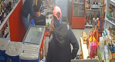 Markette bıçaklı soygun kamerada: 2 şüpheli tutuklandı