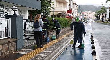 Marmaris'te belediye ekiplerinin yağmur mesaisi sürüyor