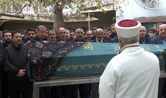 Menekşe deresinde ölü bulunan genç kız, son yolculuğuna uğurlandı