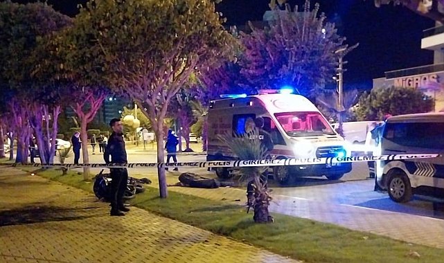 Mersin'de motosiklet ağaca çarptı: 2 ölü