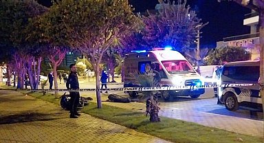 Mersin'de motosiklet ağaca çarptı: 2 ölü
