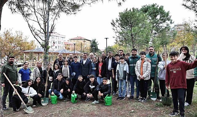 Millet Bahçesi'ne 30 fıstık çamı dikildi