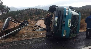 Minibüs devrildi, yabancı uyruklu sürücü yaralandı