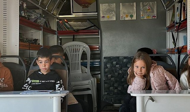 Minik öğrenciler 'Gezici Kütüphane' aracı ile tanıştı