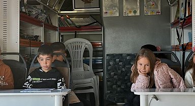 Minik öğrenciler 'Gezici Kütüphane' aracı ile tanıştı