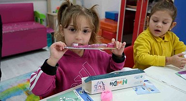 Miniklere eğlenerek diş fırçalama yöntemlerini öğrettiler