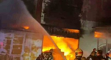 Mobilya fabrikasında yangın...Fırtına yangını büyüttü, 22 itfaiye müdahale ediyor